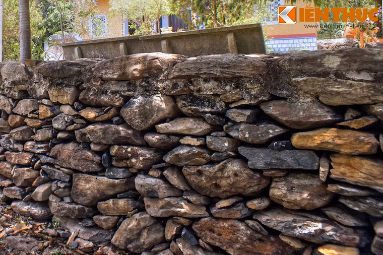 Một số hình ảnh khác về những bức tường đá của chùa Đá Trắng.