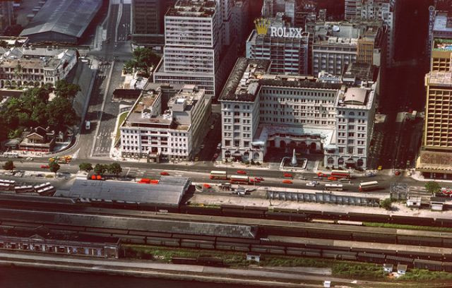 Ga tàu Kowloon, tòa nhà Hiệp hội Thanh niên Cơ Đốc (YMCA) và khách sạn Peninsula, 1974. Ảnh: Keith Macgregor.