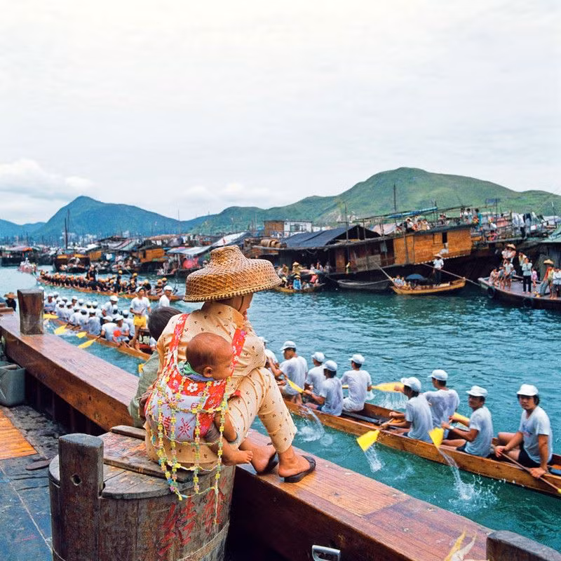 Hai mẹ con tại cuộc đua thuyền rồng Aberdeen, 1976. Ảnh: Keith Macgregor.