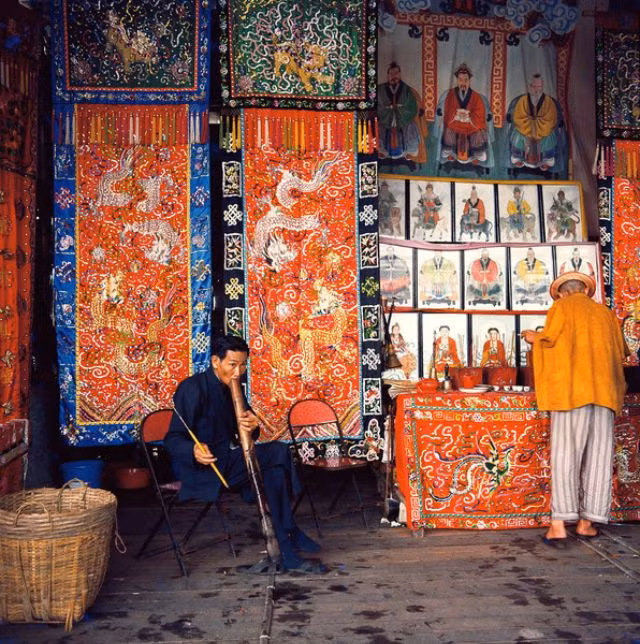 Cửa hàng bán tranh thờ trên đảo Cheung Chau, 1974. Ảnh: Keith Macgregor.