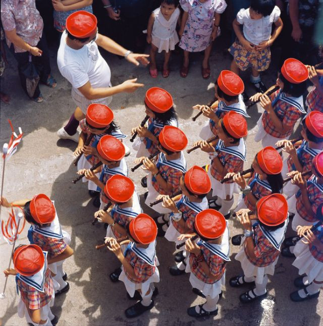 Trẻ em diễu hành trong lễ hội đảo Cheung Chau Bun, 1974. Ảnh: Keith Macgregor.