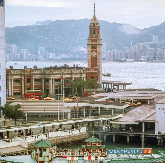 Tháp đồng hồ Tsim Sha Tsui và ga xe lửa Kowloon, 1972. Ảnh: Keith Macgregor.