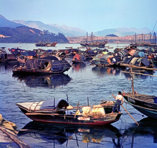 Những con thuyền ở xóm chài Tai po Kau, 1975. Ảnh: Keith Macgregor.