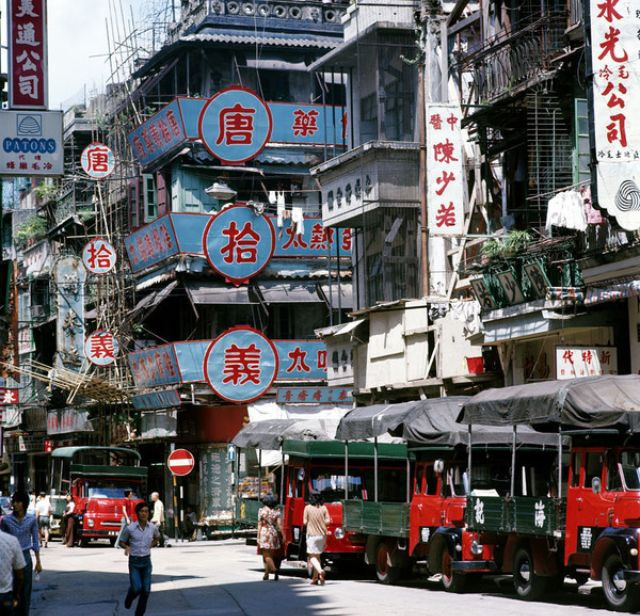 Đường phố ở khu Sheung Wan, 1978. Ảnh: Keith Macgregor.