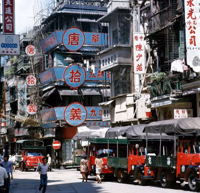 Đường phố ở khu Sheung Wan, 1978. Ảnh: Keith Macgregor.
