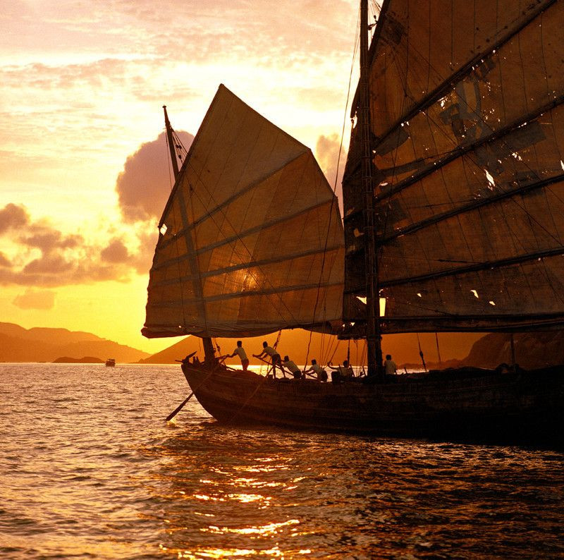 Con thuyền trên kênh biển Lei Yue Mun, 1974. Ảnh: Keith Macgregor.