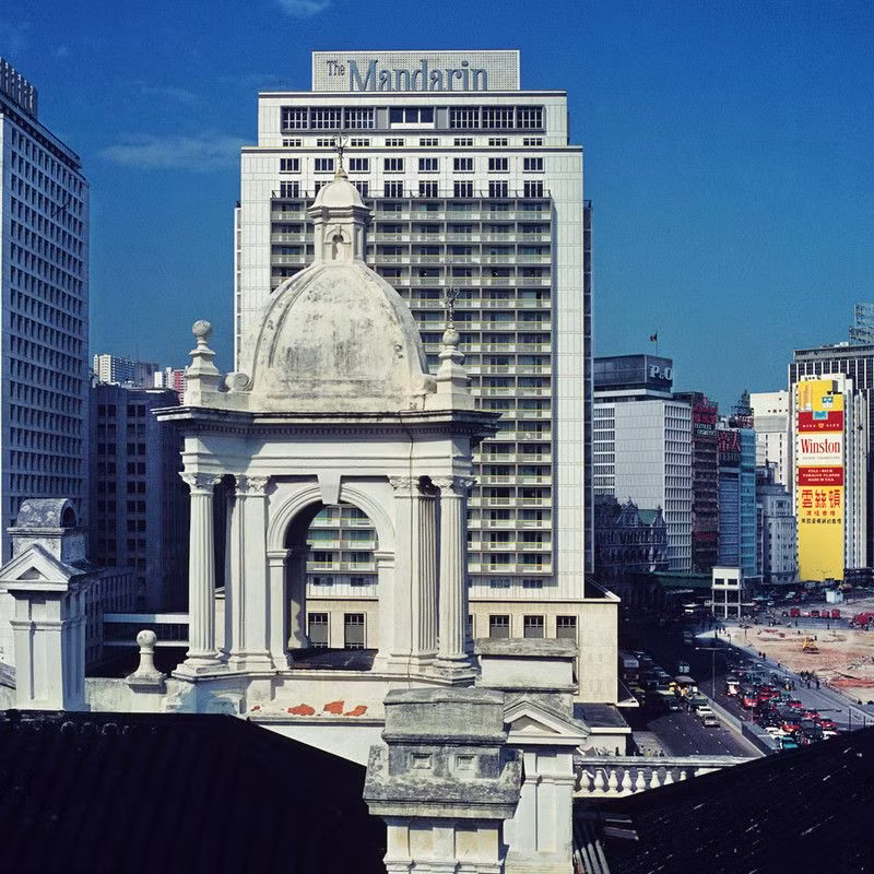 Khách sạn Mandarin nhìn từ sân thượng Câu lạc bộ Hong Kong cũ, 1975. Ảnh: Keith Macgregor.