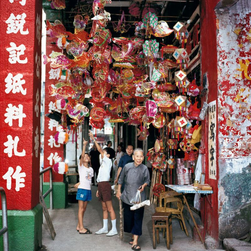 Trang trí Tết Trung thu ở khu Wan Chai, 1976. Ảnh: Keith Macgregor.