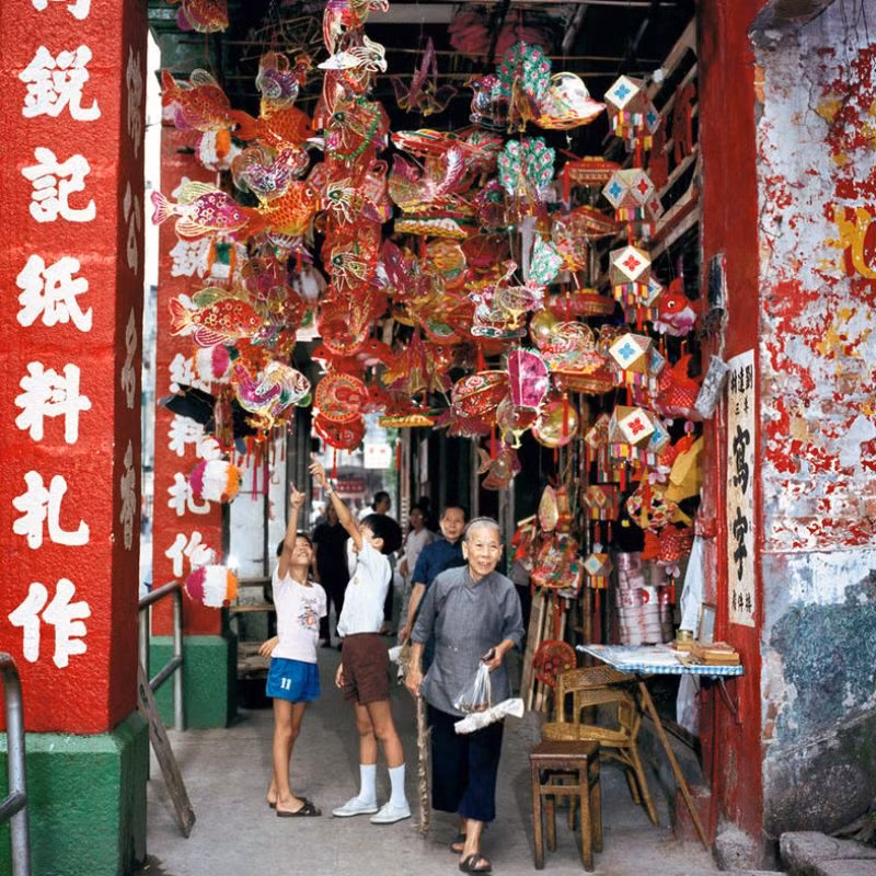 Trang trí Tết Trung thu ở khu Wan Chai, 1976. Ảnh: Keith Macgregor.