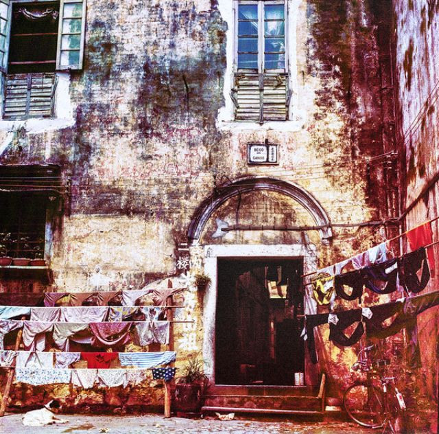 Bức tường cũ nhìn từ sân chung của một khu dân cư, 1978. Ảnh: Keith Macgregor.