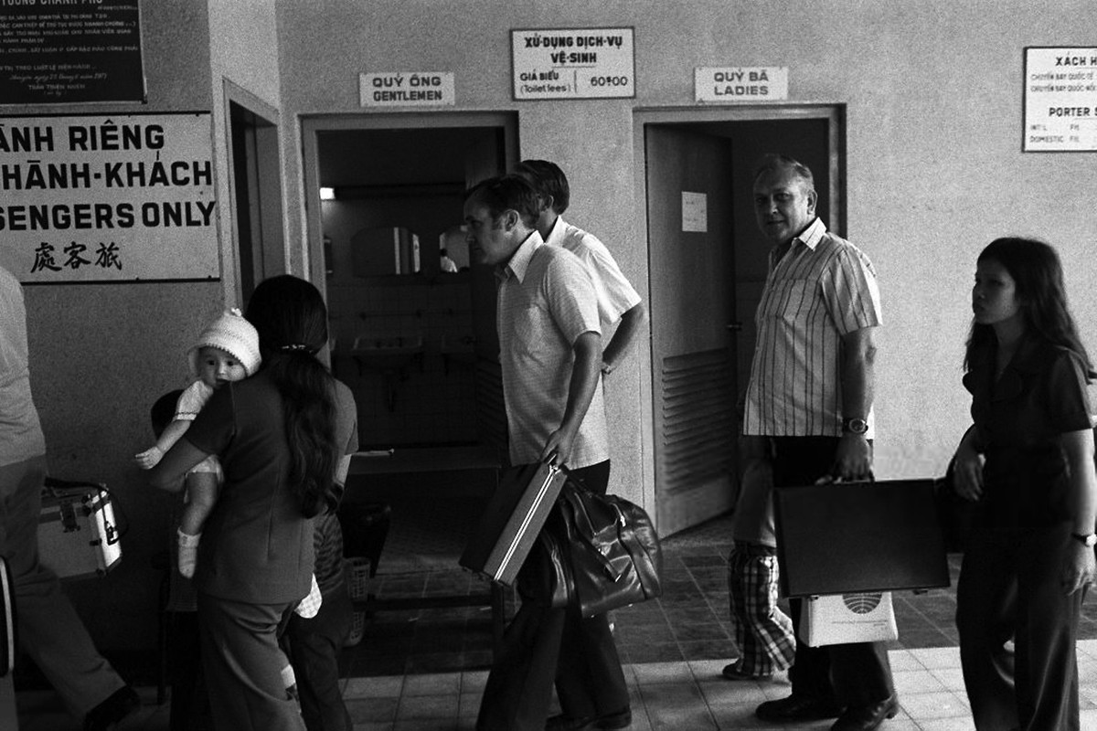 Người nước ngoài rời khỏi Sài Gòn bằng đường hàng không tại sân bay Tân Sơn Nhất. Ảnh: Getty.