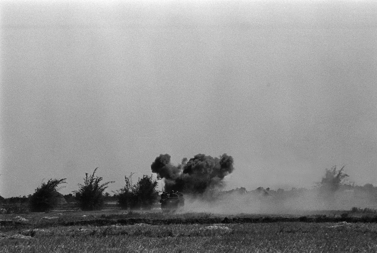 Khói lửa chiến tranh nhìn từ Quốc lộ 4. Ảnh: Getty.