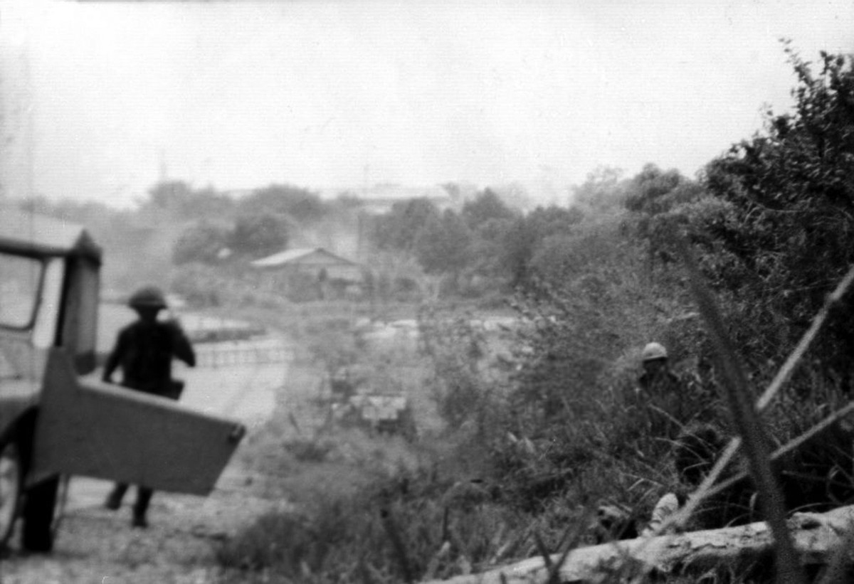 Một trong những bức ảnh cuối cùng của Michael Laurent, được chụp khi ông đã ngã xuống vì trúng đạn trên đường Sài Gòn - Xuân Lộc, ngày 27/4/1975. Ảnh: Getty.