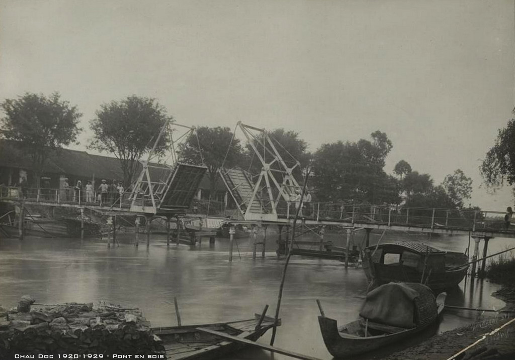 Câu cầu nâng bắc qua dòng kênh. Ảnh tư liệu.