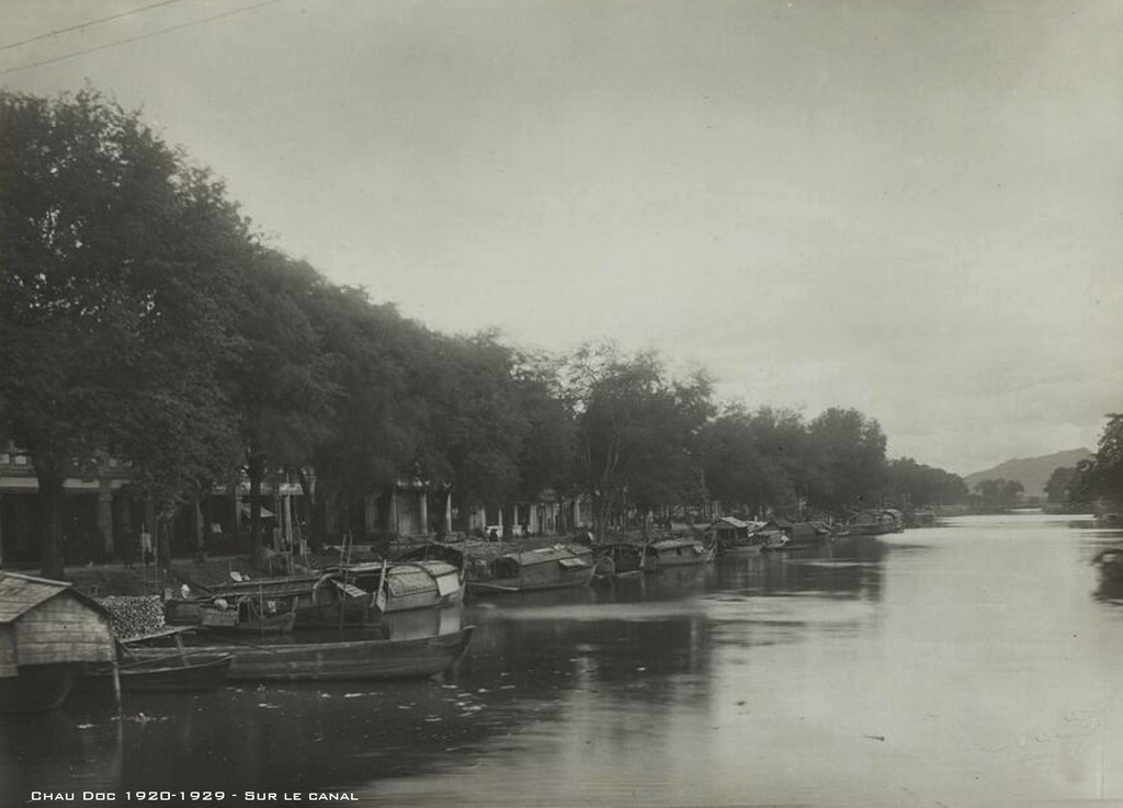 Trên kênh Vĩnh Tế. Ảnh tư liệu.