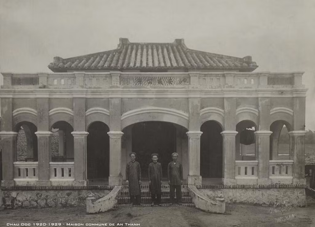 Nhà cộng đồng ở làng An Thạnh, tỉnh Châu Đốc (nay là phường An Thạnh, thị xã Hồng Ngự, Đồng Tháp). Ảnh tư liệu.