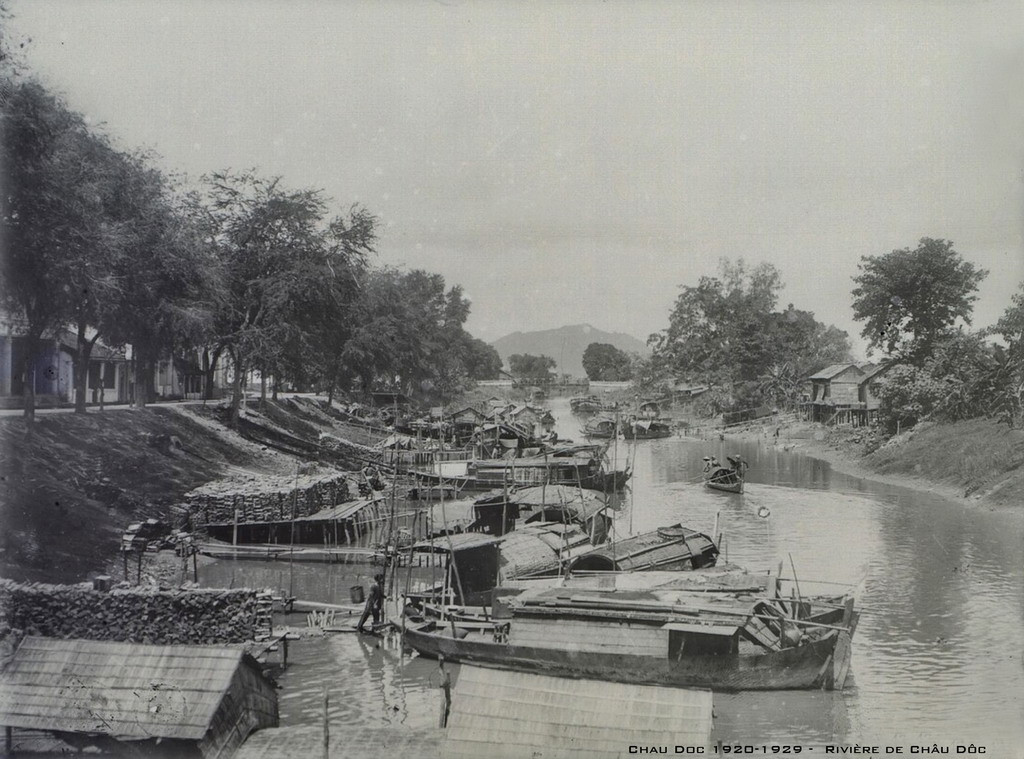 Thuyền bè trên sông Châu Đốc. Ảnh tư liệu.