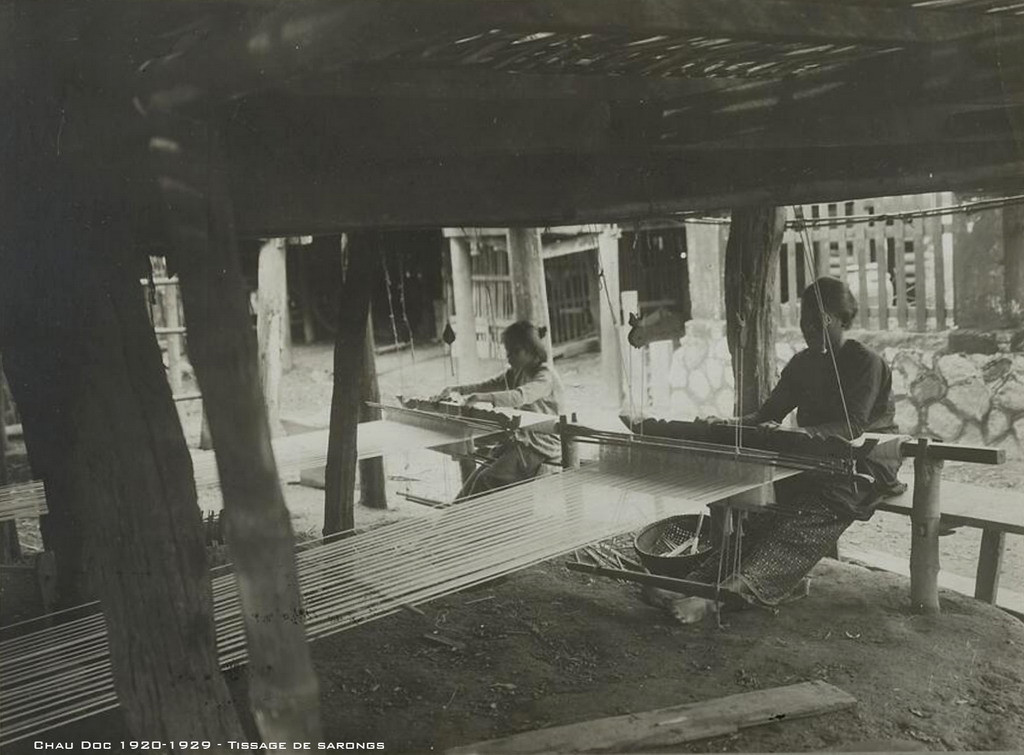 Người phụ nữ dệt xà rông, trang phục truyền thống của người Chăm. Ảnh tư liệu.