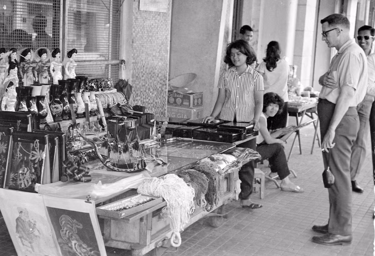 Quầy hàng bán đồ thủ công mỹ nghệ trên hè phố của một thiếu nữ. Ảnh: Vietnam Center and Archive.