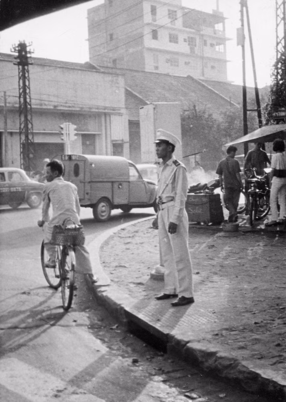 Cảnh sát giao thông đứng ở góc Phan Thanh Giản - Hai Bà Trưng (nay là góc Điện Biên Phủ - Hai Bà Trưng). Ảnh: Vietnam Center and Archive.