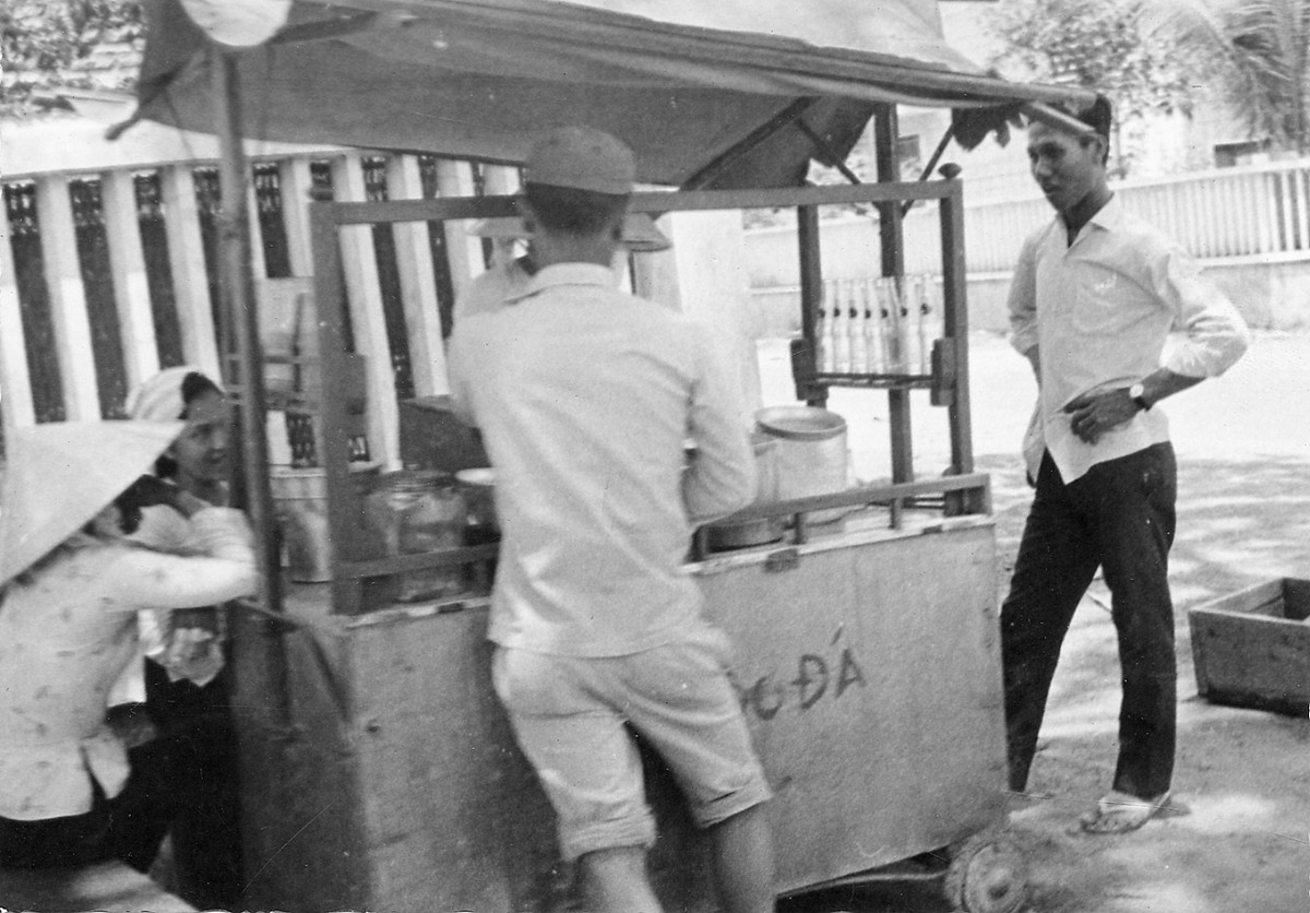 Xe bán chè và nước giải khát ở một góc phố Sài Gòn. Ảnh: Vietnam Center and Archive.