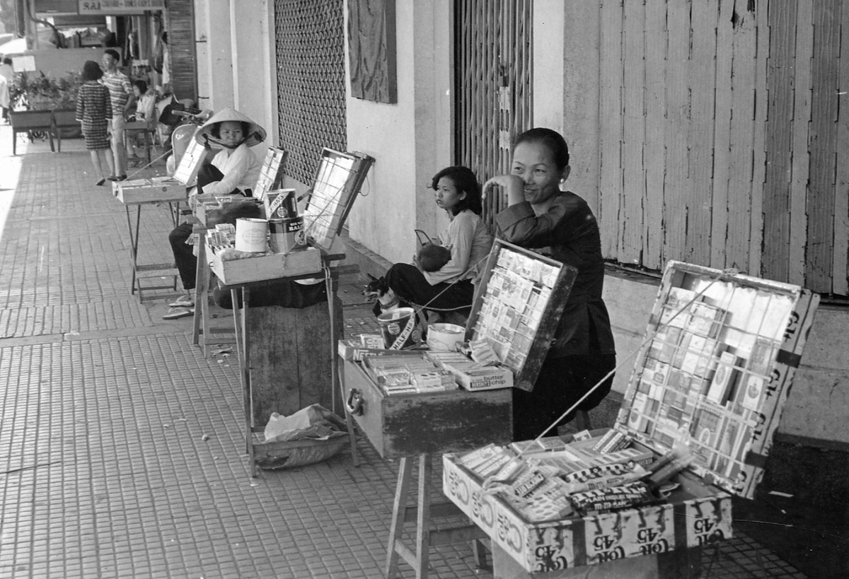 Những người phụ nữ bán thuốc lá vỉa hè. Ảnh: Vietnam Center and Archive.