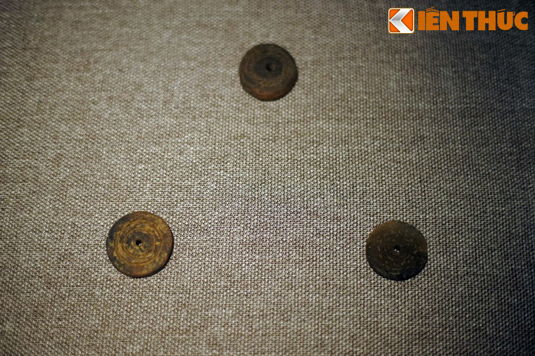 Di chỉ này đã được các nhà khảo cổ học Việt Nam phát hiện và khai quật nhiều lần, trên diện tích rộng khoảng 4.000m2 trong những năm từ 1959 đến 1970. Ảnh: Dọi xe sợi bằng đất nung của văn hóa Phùng Nguyên.