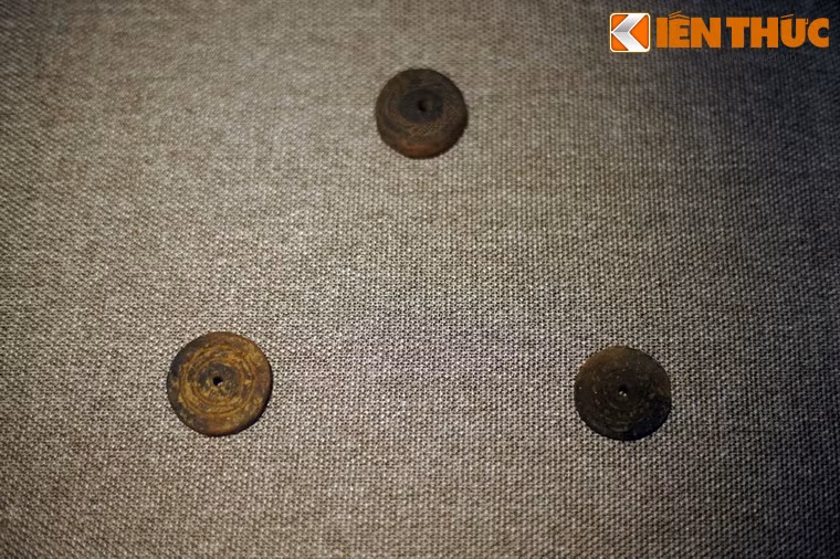 Di chỉ này đã được các nhà khảo cổ học Việt Nam phát hiện và khai quật nhiều lần, trên diện tích rộng khoảng 4.000m2 trong những năm từ 1959 đến 1970. Ảnh: Dọi xe sợi bằng đất nung của văn hóa Phùng Nguyên.