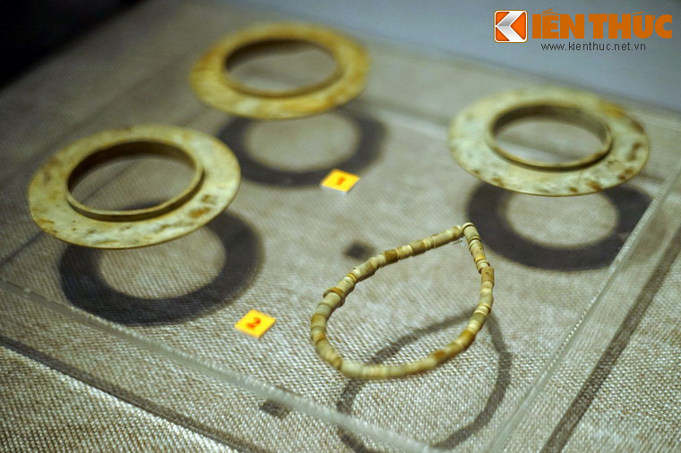 Trong hệ thống hiện vật của văn hóa Phùng Nguyên, đồ trang sức bằng các loại đá, đá bán quý, ngọc được tìm thấy nhiều, đặc biệt là các vòng đá. Ảnh: Vòng tay và hạt chuỗi của văn hóa Phùng Nguyên.