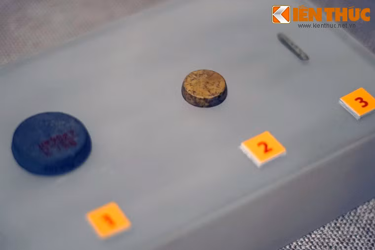 Về xuất xứ tên gọi, di chỉ Phùng Nguyên được lấy làm tên xác lập cho nền văn hóa Phùng Nguyên tọa lạc tại xã Kinh Kệ, huyện Lâm Thao, tỉnh Phú Thọ. Ảnh: Lõi vòng và mũi khoan thuộc văn hóa Phùng Nguyên.