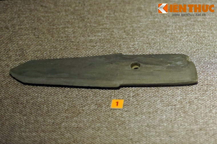 Theo các nhà nghiên cứu, cư dân Phùng Nguyên có thể đã sử dụng đồ đồng. Dù vậy, ngoài ít mẩu xỉ đồng, hiện tại chưa hề tìm thấy bất kỳ công cụ bằng đồng nào. Ảnh: Lưỡi qua làm bằng đá của văn hóa Phùng Nguyên.