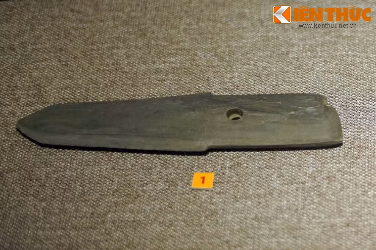 Theo các nhà nghiên cứu, cư dân Phùng Nguyên có thể đã sử dụng đồ đồng. Dù vậy, ngoài ít mẩu xỉ đồng, hiện tại chưa hề tìm thấy bất kỳ công cụ bằng đồng nào. Ảnh: Lưỡi qua làm bằng đá của văn hóa Phùng Nguyên.