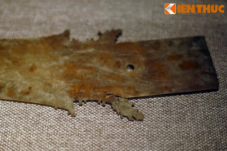 Trong tất cả các hiện vật khảo cổ khai quật được thuộc nền văn hóa này, công cụ bằng đá phổ biến và chiếm ưu thế tuyệt đối. Ảnh: Nha chương làm bằng đá ngọc của văn hóa Phùng Nguyên.