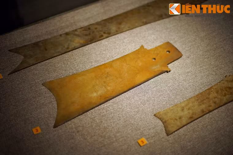 Cho tới nay, hơn 60 di chỉ thuộc văn hóa Phùng Nguyên đã được phát hiện ở châu thổ Bắc Bộ, chủ yếu là dọc theo lưu vực các con sông lớn như sông Hồng, sông Lô, sông Thao, sông Đà, sông Đáy… Ảnh: Nha chương (vật dùng trong nghi lễ) làm bằng đá ngọc của văn hóa Phùng Nguyên.