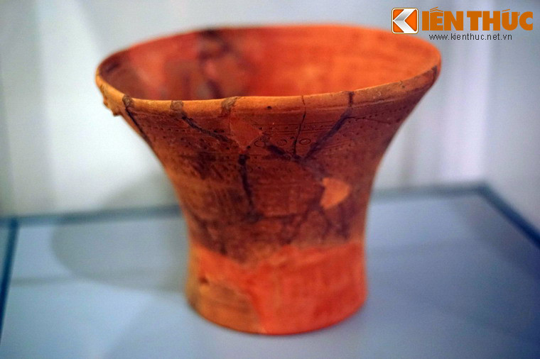 Ngoài đồ đá, cư dân Phùng Nguyên đã biết chế tạo đồ gốm đặc sắc từ khâu làm đất, tạo dáng cho đến hoa văn trang trí. Ảnh: Thố gốm Phùng Nguyên.