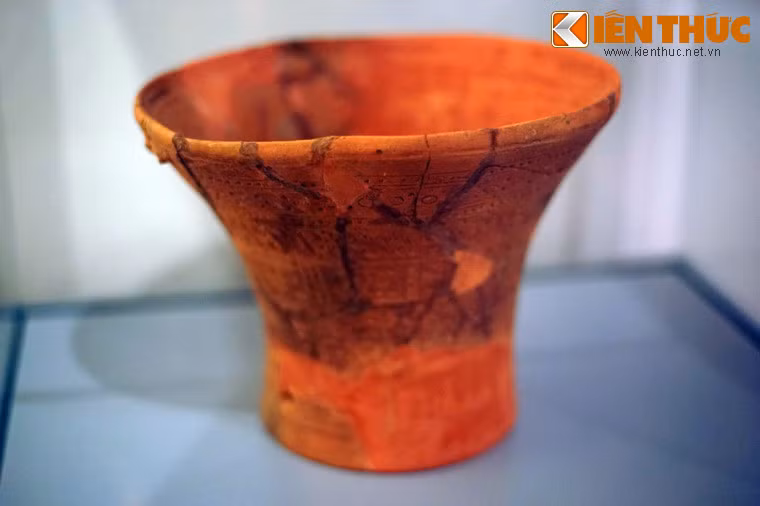 Ngoài đồ đá, cư dân Phùng Nguyên đã biết chế tạo đồ gốm đặc sắc từ khâu làm đất, tạo dáng cho đến hoa văn trang trí. Ảnh: Thố gốm Phùng Nguyên.