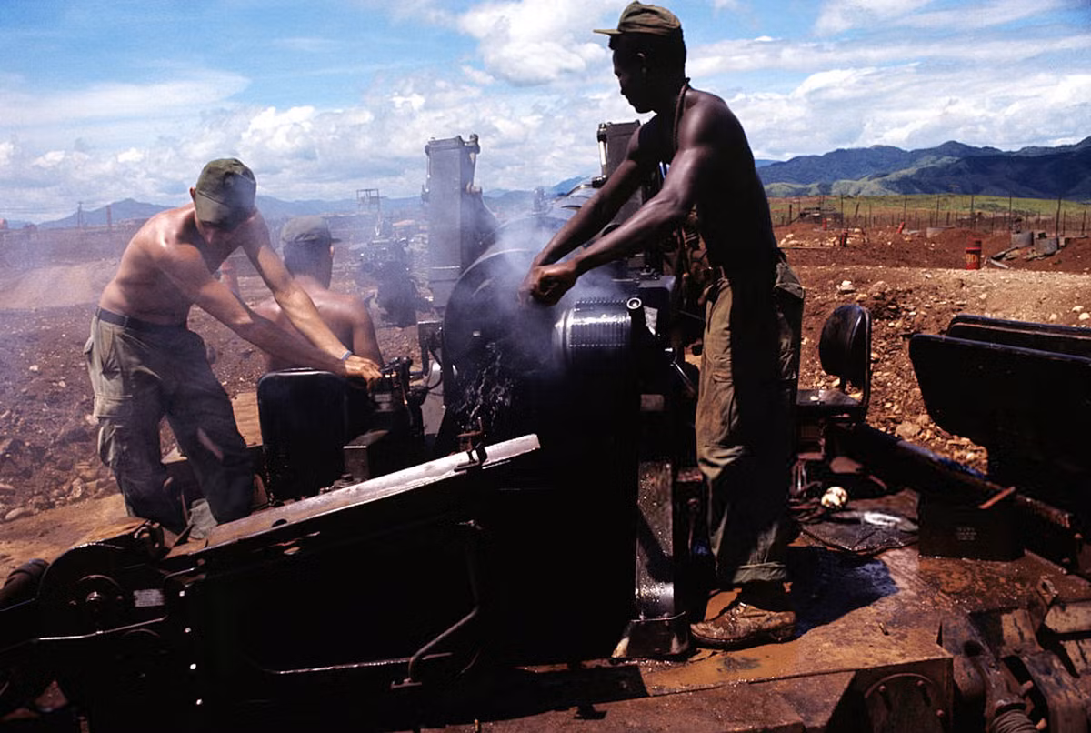Lính Mỹ tiến hành bảo dưỡng khẩu pháo. Căn cứ pháo binh Carroll hoạt động từ năm 1966, là trung tâm của một vòng cung rộng nhằm kiểm soát đường 9 phía Nam Khu phi quân sự Vĩ tuyến 17.