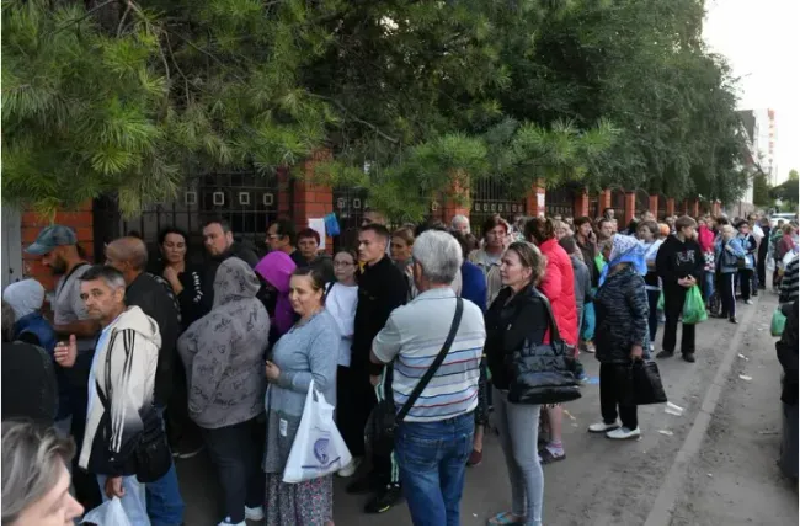 Đồng thời, Quân đội Nga cũng quan sát thấy rằng Ukraine vẫn đang điều động lực lượng dự bị đến Sumy với số lượng lớn, khiến Nga nghi ngờ rằng Ukraine có thể sẽ mở ra một chiến tuyến mới theo hướng khác tại Kursk. Do đó, chính quyền địa phương Nga tiếp tục sơ tán dân cư tại các khu vực nguy hiểm gần biên giới. Ảnh: Tân Hoa Xã. 