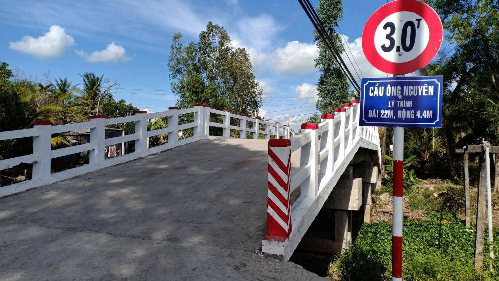 Dan buc xuc vi cau moi xay mang ten Pho chu tich xa