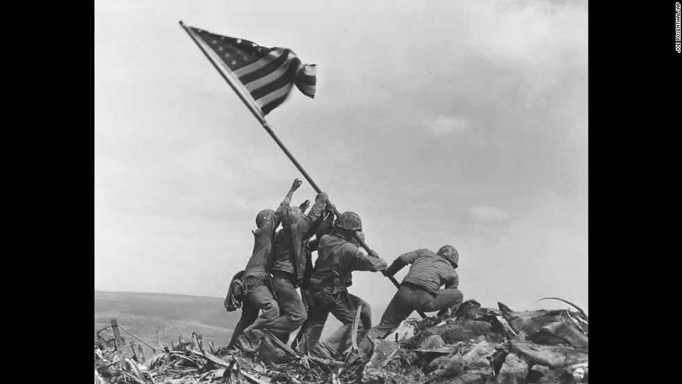 Bức ảnh bất hủ "Raising the Flag on Iwo Jima" của nhiếp ảnh gia Joe Rosenthal đã ghi lại khoảnh khắc lịch sử Thủy quân lục chiến Mỹ cắm cờ chiến thắng trên đỉnh Suribachi của Nhật Bản vào ngày 23/2/1945.