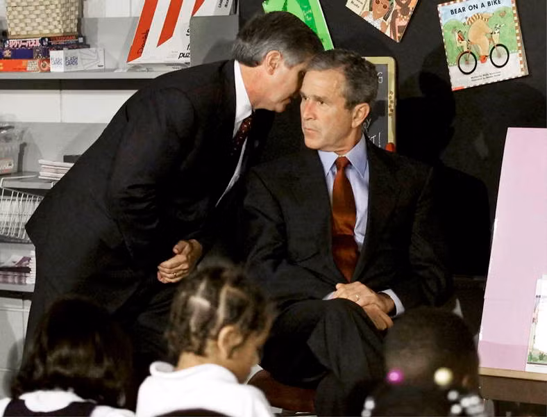 Tổng thống Mỹ George Bush biết tin vụ khủng bố ngày 11/9/2001 khi một quan chức Nhà Trắng nói thầm với ông giữa tiết học của các em học sinh ở trường tiểu học Emma E. Booker, quận Sarasota, bang Florida.