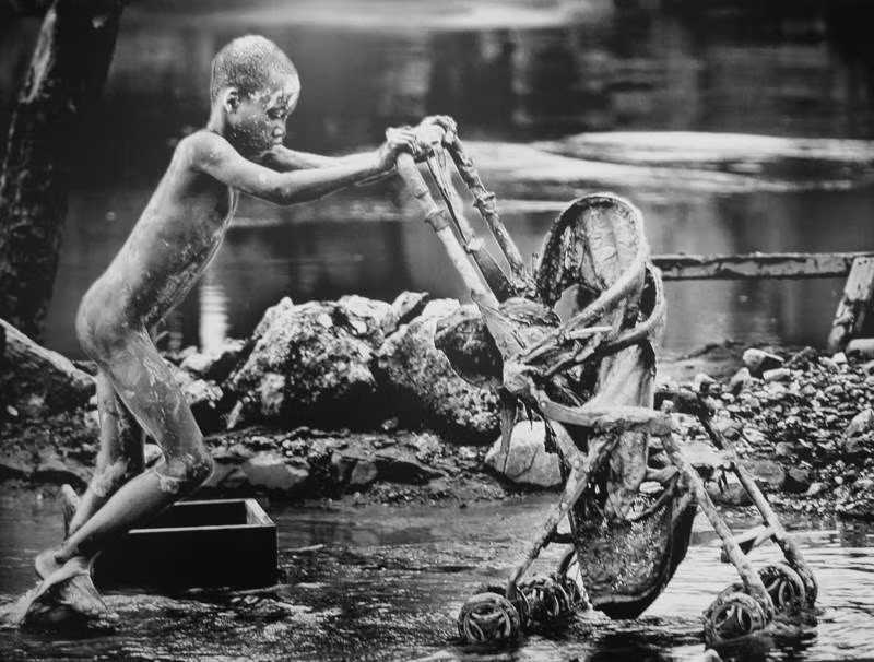 Hình ảnh gây ám ảnh một cậu bé cố gắng cứu đẩy chiếc xe nôi sau cơn bão Hanna khủng khiếp tại Haiti vào năm 2008. Bức ảnh ghi lại thảm cảnh người dân nơi đây phải đối mặt sau thiên tai.