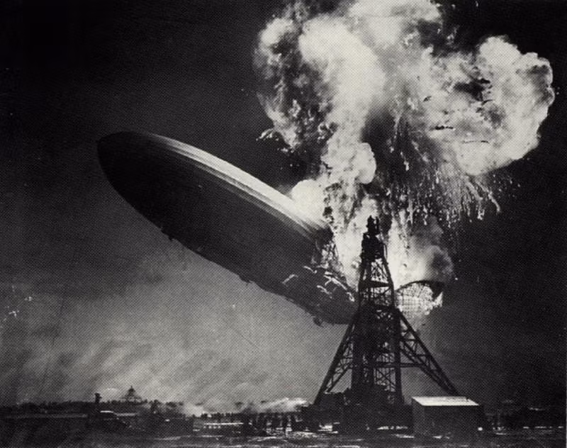 Bức ảnh gây chấn động về thảm họa khinh khí cầu Hindenburg xảy ra ngày 6/5/1937.