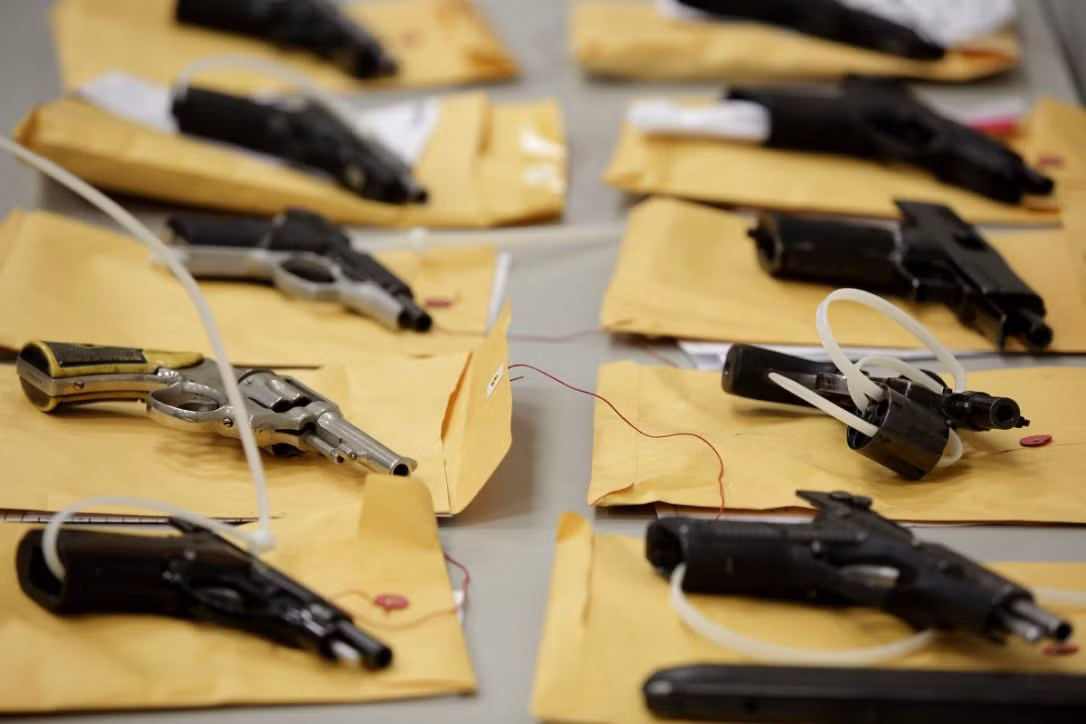 Bạo lực súng đạn ở Mỹ trở thành vấn đề nhức nhối ở Mỹ. Nguyên do là tại Mỹ, việc sở hữu súng đạn tại Mỹ khá phổ biến. Chính vì vậy, các cuộc xả súng, giết người hoặc tai nạn liên quan đến súng đạn thường xảy ra.