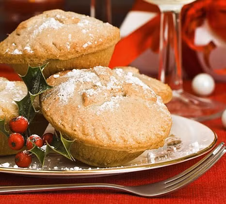 Tại Vương quốc Anh, ăn Mince-Pie (món bánh ngọt truyền thống) vào dịp Giáng sinh sẽ bị coi là bất hợp pháp.
