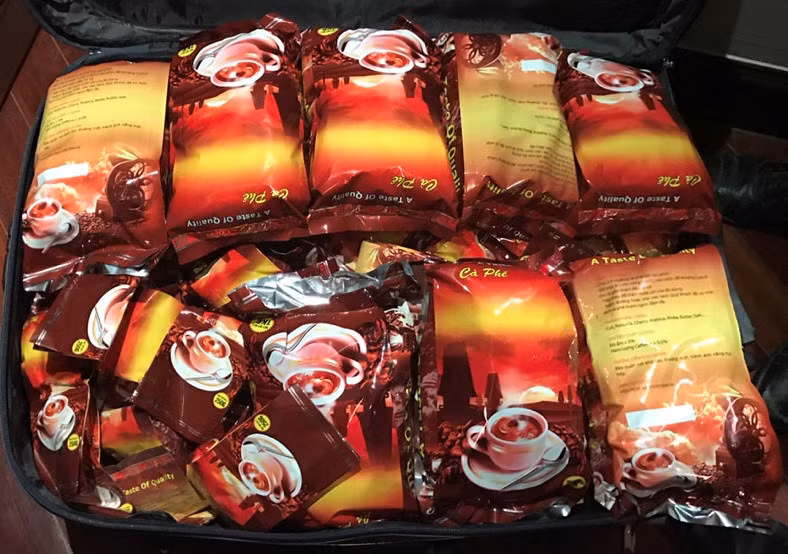 Tiếp đó, ma túy được giao qua cho Phạm Bảo Quân (34 tuổi, ở quận 1) dập thành từng viên và đóng gói thành phẩm. Trong hình là thuốc lắc được ngụy trang dưới dạng gói cà phê có trọng lượng 1 kg.