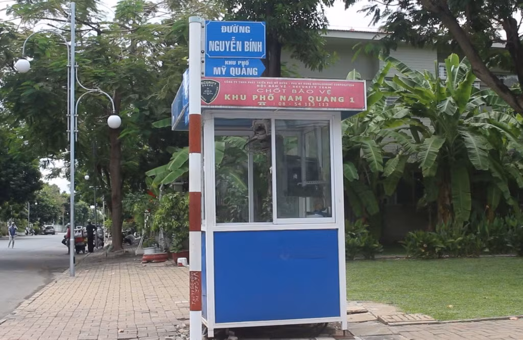 Ngoài hệ thống camera, lực lượng bảo vệ ở các khu biệt thự cao cấp cũng khiến cho công tác trinh sát dễ dàng bị lộ. Mỗi khi trinh sát tiếp cận hiện trường thì bảo vệ những nơi này lại tới kiểm tra vì nghi là trộm. Trong hình là chốt bảo vệ tại khu phố Nam Quang 1, Phú Mỹ Hưng, quận 7.