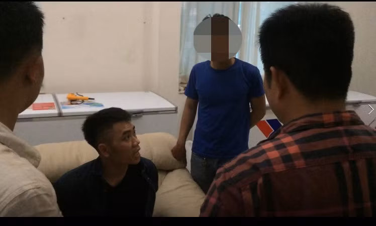 Để phá được chuyên án này, hàng trăm cán bộ chiến sĩ phải trải qua nhiều khó khăn; thậm chí có trinh sát bị thương khi lần theo từng chân rết của ông trùm Hoàng “béo”. Trong hình, cảnh sát bắt giữ đàn em của Hoàng "béo" tại căn hộ ở Phú Mỹ Hưng.