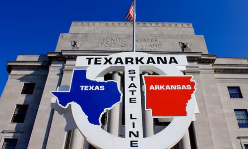 Thành phố Texarkana nằm giữa biên giới của hai tiểu bang Texas và Arkansas của Mỹ. Đây là thành phố duy nhất ở Mỹ nằm ở 2 tiểu bang. Đại lộ State Line chạy xuyên qua một khu vực trung tâm chung của hai tiểu bang.