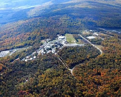 Nằm cách thủ đô Washington D.C khoảng 1 giờ lái xe, Mount Weather có chính quyền riêng cũng như cảnh sát, lực lượng chữa cháy và các đạo luật riêng. Bên ngoài địa điểm tuyệt mật này có hai tuyến rào dây thép gai có dòng chữ “US Property. No Trespassing” (Tài sản của nước Mỹ - Cấm vượt qua). Do được bảo vệ vô cùng nghiêm ngặt nên rất ít thông tin về nơi đây được công khai và khó có thể tiếp cận.